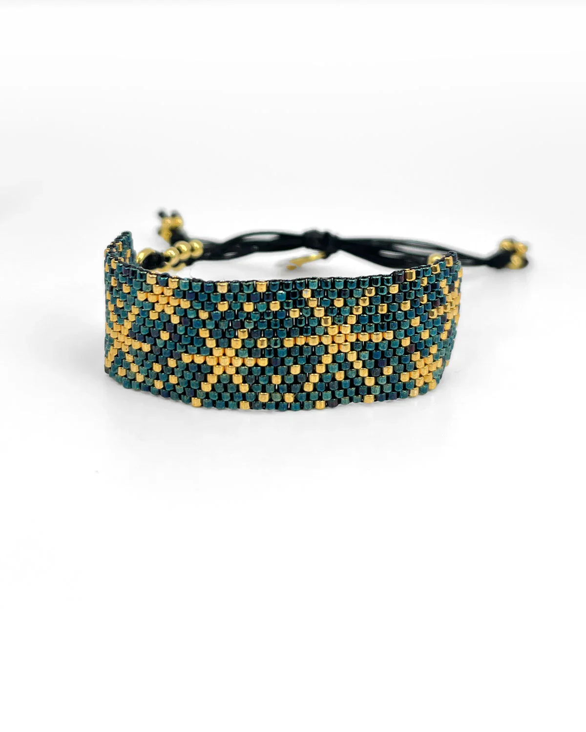 Pulsera artesanal de lujo tejida a mano con cuentas verdes y doradas estilo exclusivo de Erika Valencia