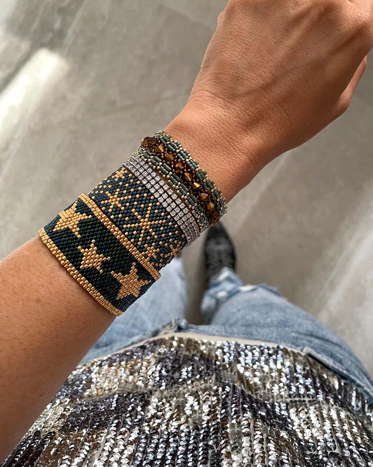 Pulsera artesanal de lujo de Erika Valencia con diseño de estrellas y cuentas en tonos dorados y verdes