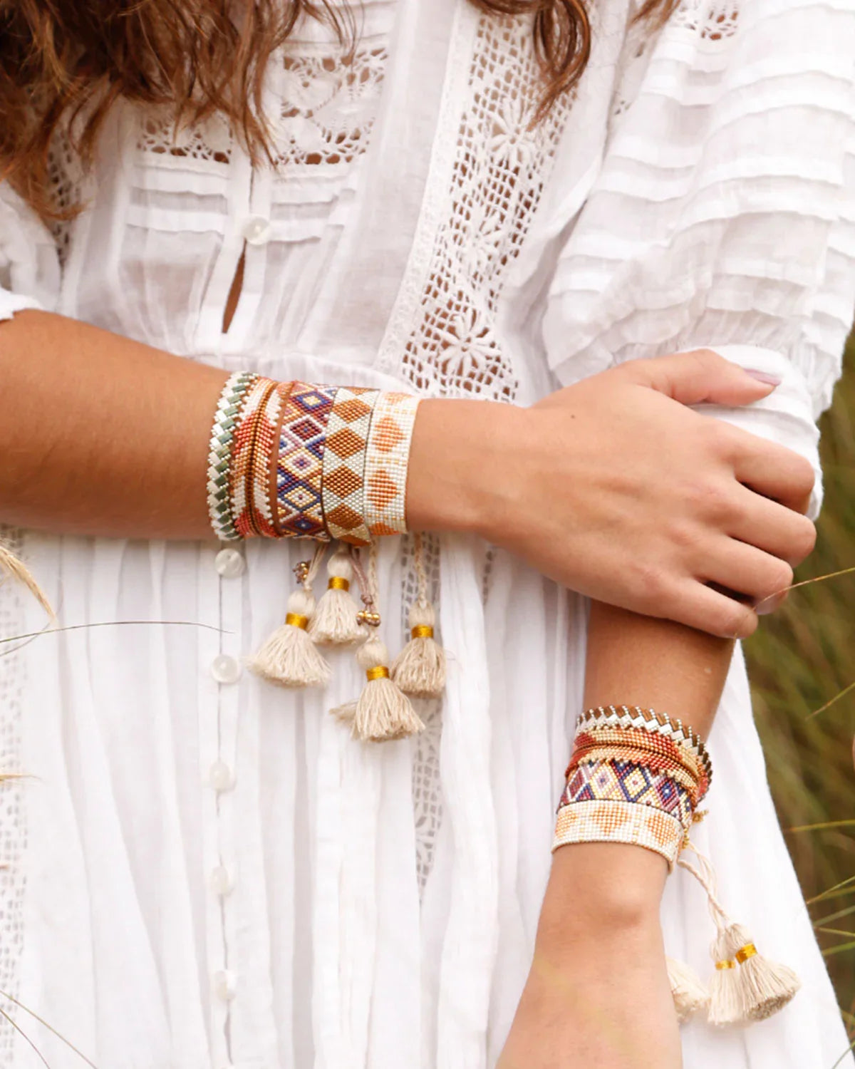 Pulsera rombos artesanal de Erika Valencia en tonos tierra con detalles tejida a mano y borlas